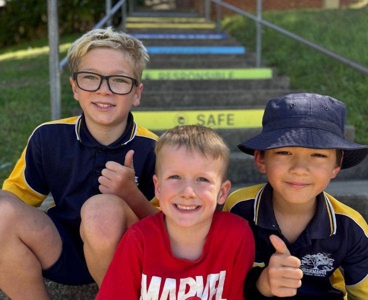 Photo of two students with a new student on orientation day.
